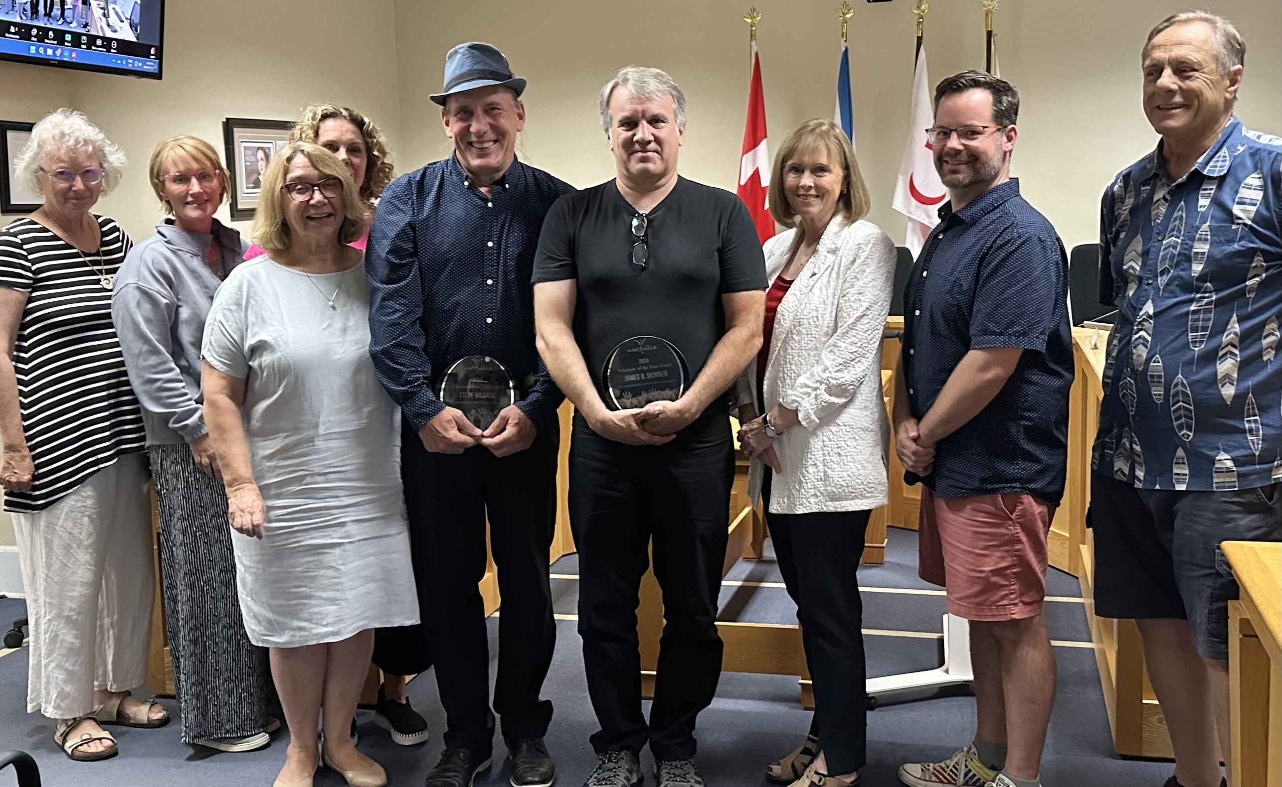 Council and two volunteer recipients for volunteer of the year