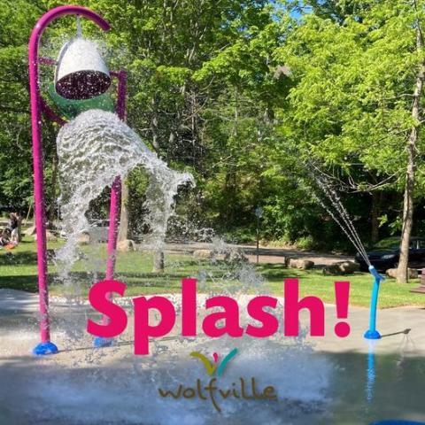 Large bucket dumping water on a Splash Pad